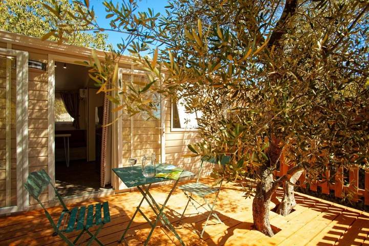 Camping pour 4 personnes, avec Terrasse et Jardin ainsi que Bassin pour enfant et Piscine