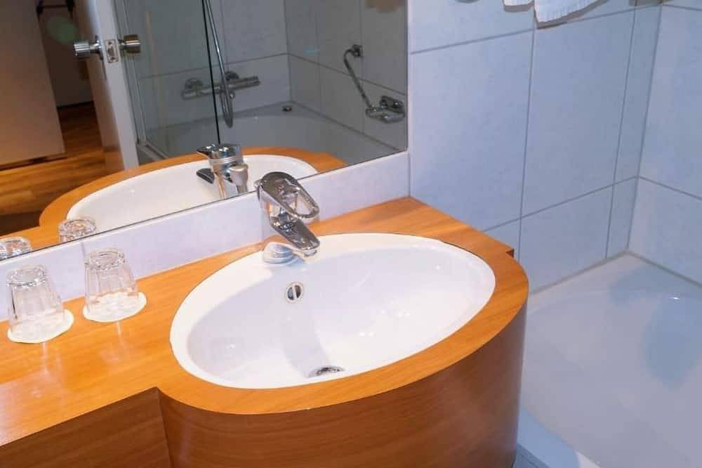 Your Relaxing Getaway Awaits! 2 Relaxing Units, Indoor Pool, Free Parking! in Zutphen, IJssel