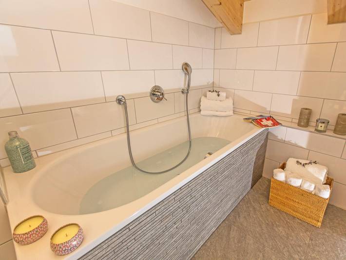 Chalet für 10 Personen, mit Whirlpool und Balkon sowie Garten in der Schweiz - 4