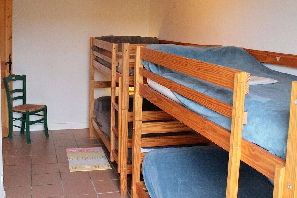 Gîte familial en pleine nature avec cour privée, Wi-Fi et proche randonnées à Le Mas-de-Tence in Le Mas-de-Tence, Haute-Loire