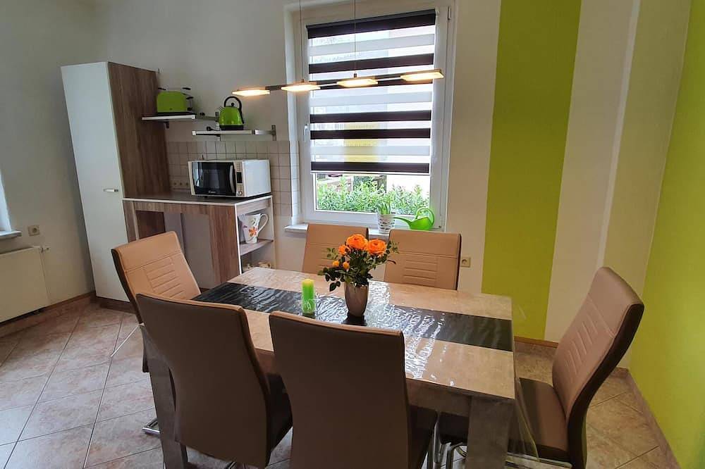 Ganze Wohnung, Liebevoll eingerichtete, neue Ferienwohnung mit  Waschmaschine, großer Küche, großem Bad mit Dusche und Badewanne, Pkw-Stellplatz, Boxspringbett. in Schwarzenberg (Erzgebirge), Erzgebirge