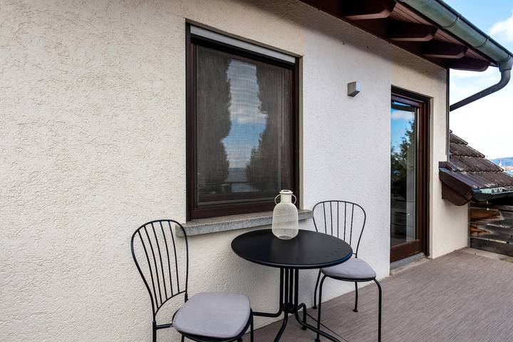 Vakantieappartement voor 2 personen, met balkon en uitzicht op het meer, met huisdier in Moos