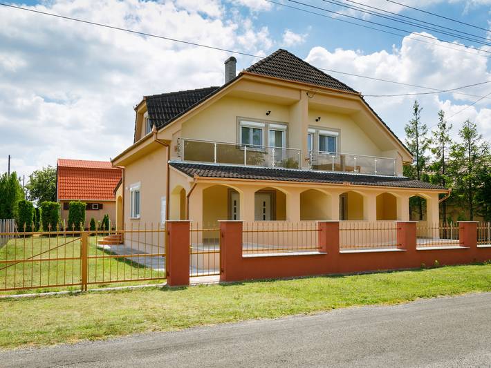 Ferienwohnung für 5 Personen, mit Terrasse und Garten in Balatonmariafürdö