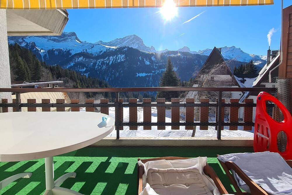 L'appartement se situe en dessus du village de Gryon, aux Verneys Soleil, à 2 km du téléski des Frac in Gryon, Alpes Vaudoises