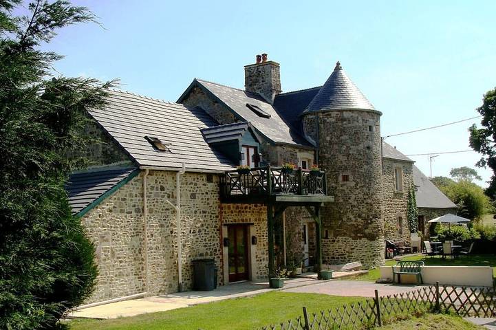 Gîte pour 6 personnes, avec Jacuzzi et Terrasse ainsi que Jardin et Piscine