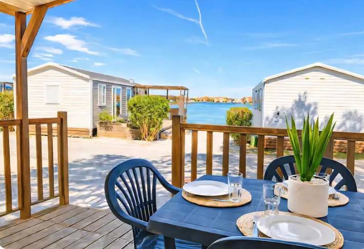 Camping pour 4 personnes, avec Terrasse et Jardin ainsi que Piscine et Vue