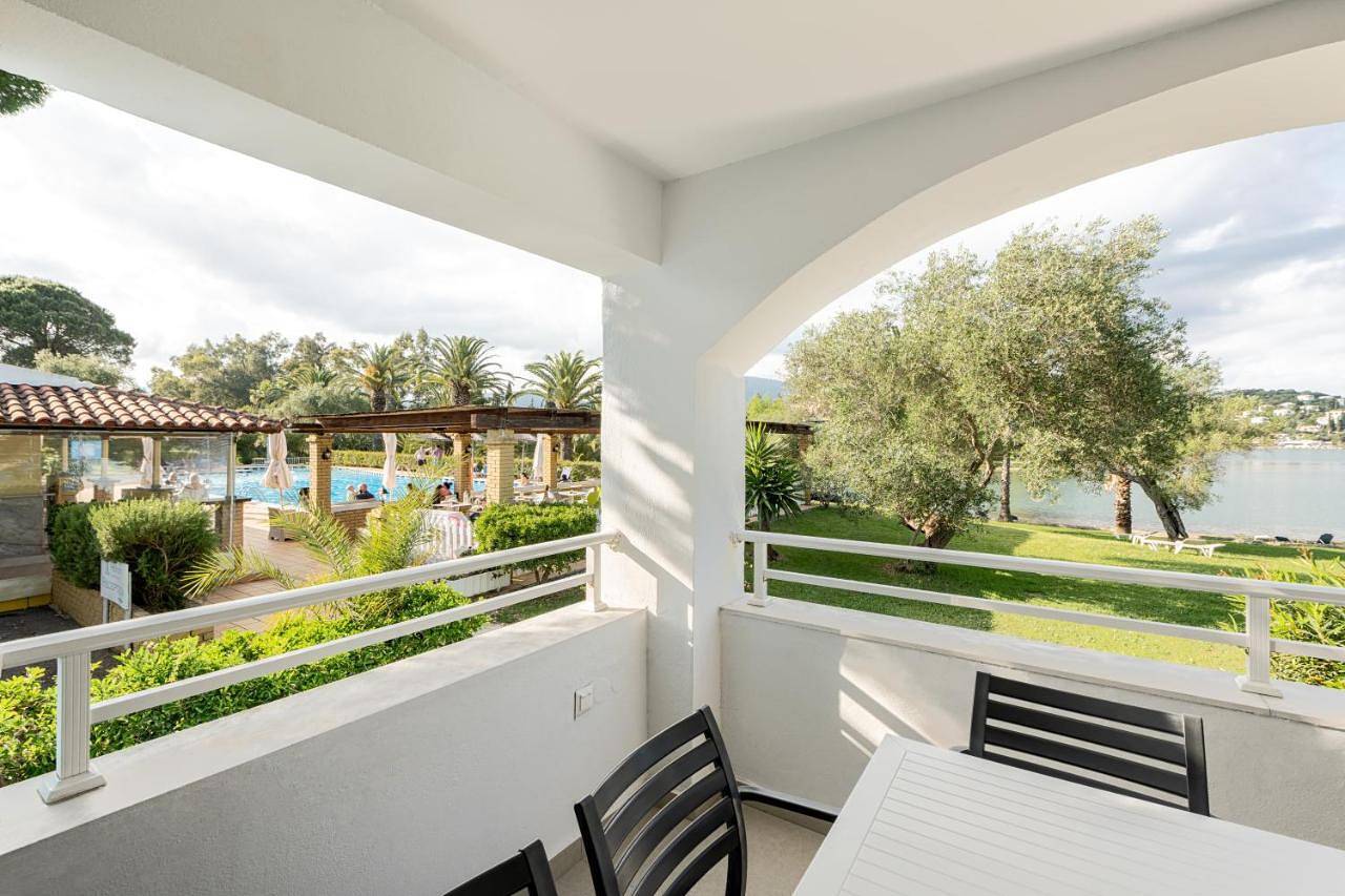 Ganze Wohnung, Blue & White Velvet 20m from the beach in Gouvia, Korfu