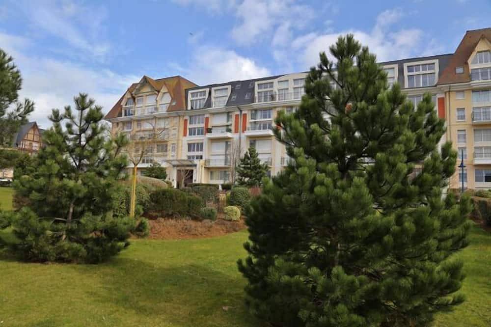Entire apartment, Loft Duplex with Terrace, Superb view of Port Guillaume, 7mn from the beach in Dives-sur-Mer, Lisieux region