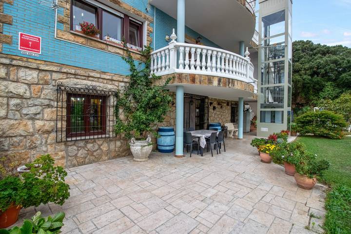 Appartement entier, Appartement 'El Burby II Surf & Family' avec terrasse, grand jardin et barbecue in Somo, Ribamontán al Mar