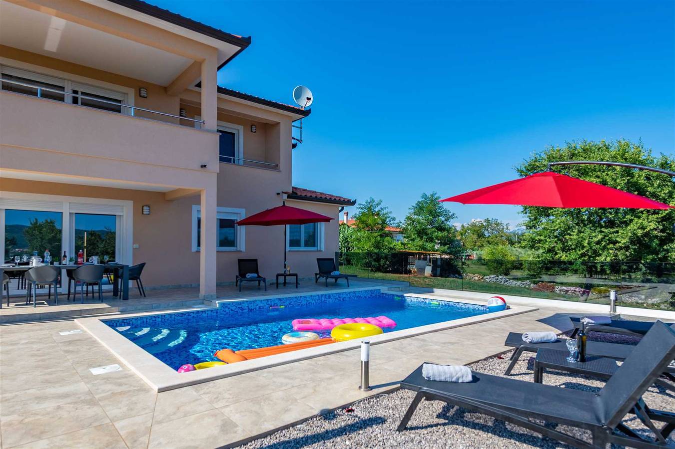 Appartement entier, Appartement de vacances pour 9 personnes avec piscine in Raša, Côte Est de l'Istrie