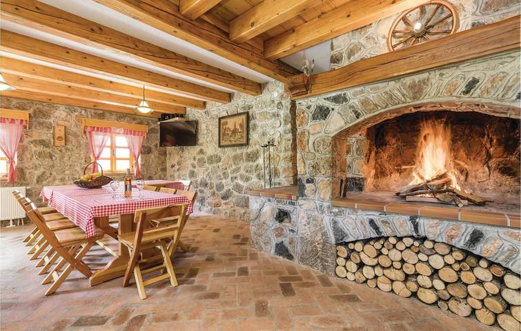 Geräumige 140 m² große Wohnung mit Pool, Terrasse und WLAN – der perfekte Rückzugsort! in Lika-Senj