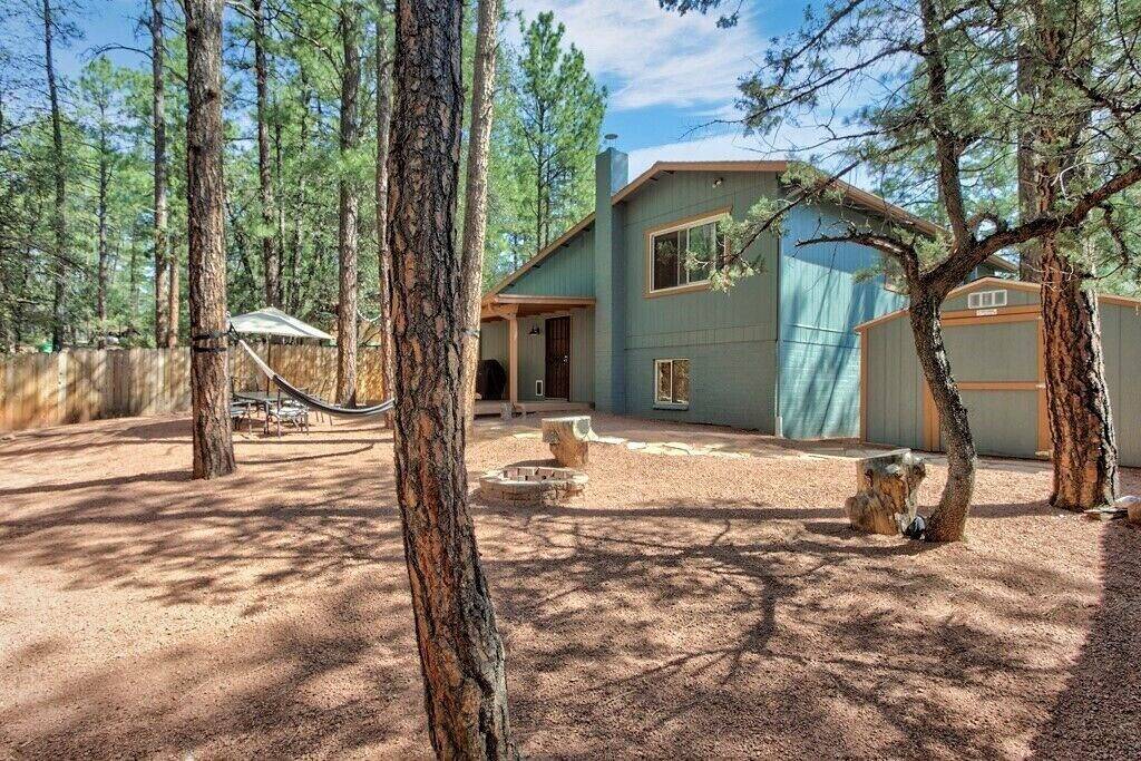 Elkchanted Inn Pine: Fully Fenced Backyard, Spacious Cabin in Woods w/King Bed in Gila County