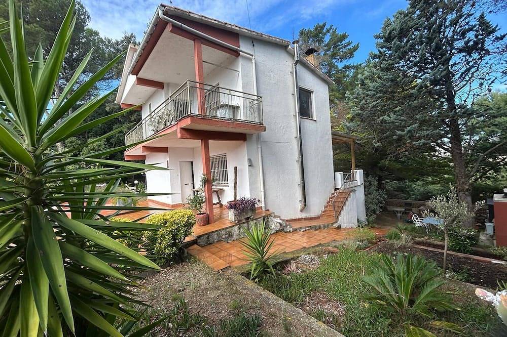 Family home in a wooded area in Llagostera, Costa Brava