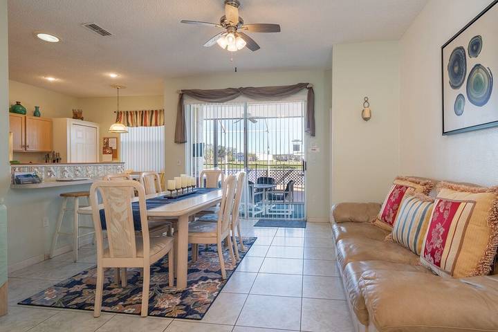 Vacation rental for 9 people, with yard and hot tub in Poinciana