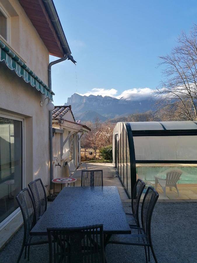 Chambre d’hôte pour 5 personnes, avec jardin ainsi que vue et piscine