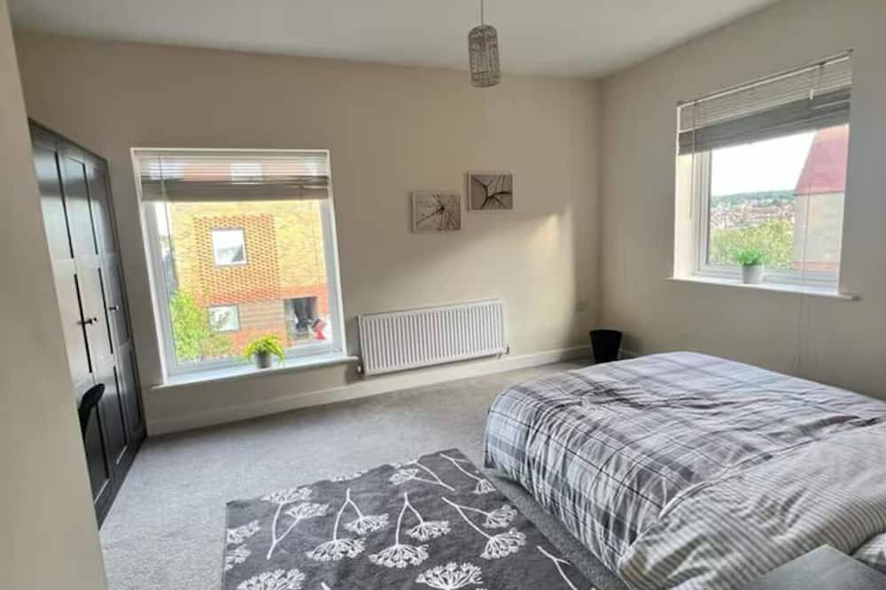 2 Bedroom House in Quiet Neighbourhood, Conveniently Located- 2 Parking Spaces in Kent Downs