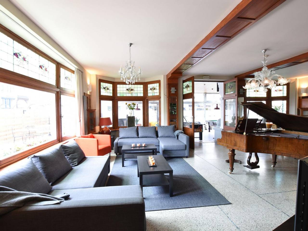 Former hotel in the centre and at 50 metres from the beach in Panne in De Panne, Costa de Bélgica