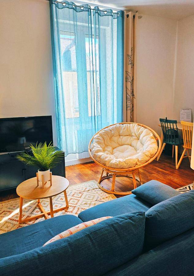 Appartement de vacances pour 2 personnes, avec jardin et vue à Fougères