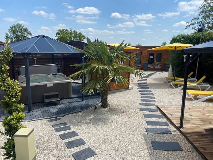 Hôtel pour 4 personnes, avec Terrasse et Jacuzzi ainsi que Jardin et Sauna à Montmarault
