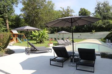 Gîte pour 13 personnes, avec terrasse et piscine ainsi que jardin et jacuzzi dans Haute-Saône