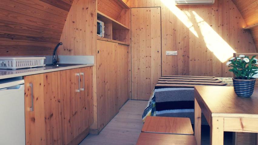 Location de vacances pour 3 personnes, avec terrasse et piscine ainsi que bassin pour enfant et jardin à Arnes - 3