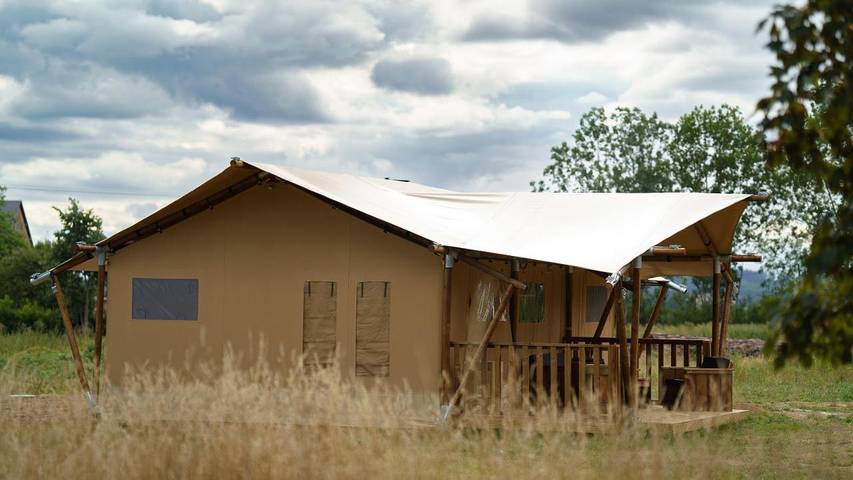 Tente pour 6 personnes, avec vue ainsi que piscine et jardin, animaux acceptés dans Nièvre - 4