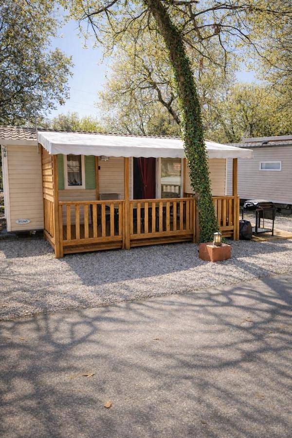 Camping pour 6 personnes, avec piscine ainsi que terrasse et sauna, animaux acceptés