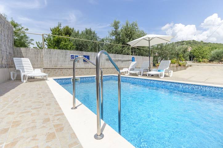 Gîte pour 3 personnes, avec Terrasse et Piscine à Tribunj - 3