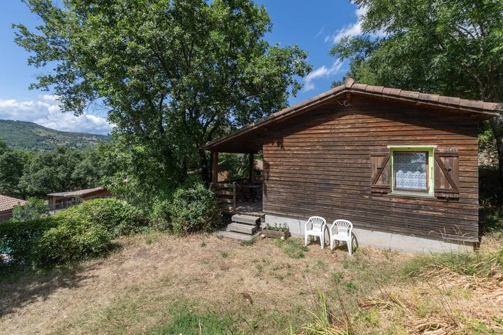 Chalet 'Vert 4 Persoons' met Balkon en Wifi in Darbres, Ardèche