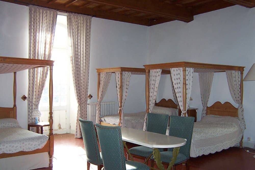 Chambre d'hôte \"Guiraude de Saïx\" dans le château de Paulignan in Trausse, Région de Carcassonne