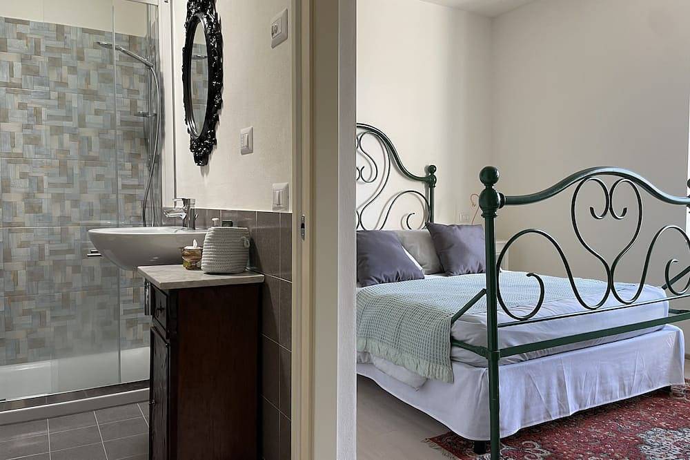 Modern Farmhouse surrounded by vineyard/olive groves, 5 min from the town center in San Quirico d'Orcia, Orciatal
