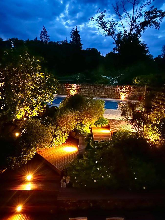 Location de vacances pour 3 personnes, avec piscine ainsi que vue et jardin à Moulins-le-Carbonnel - 2