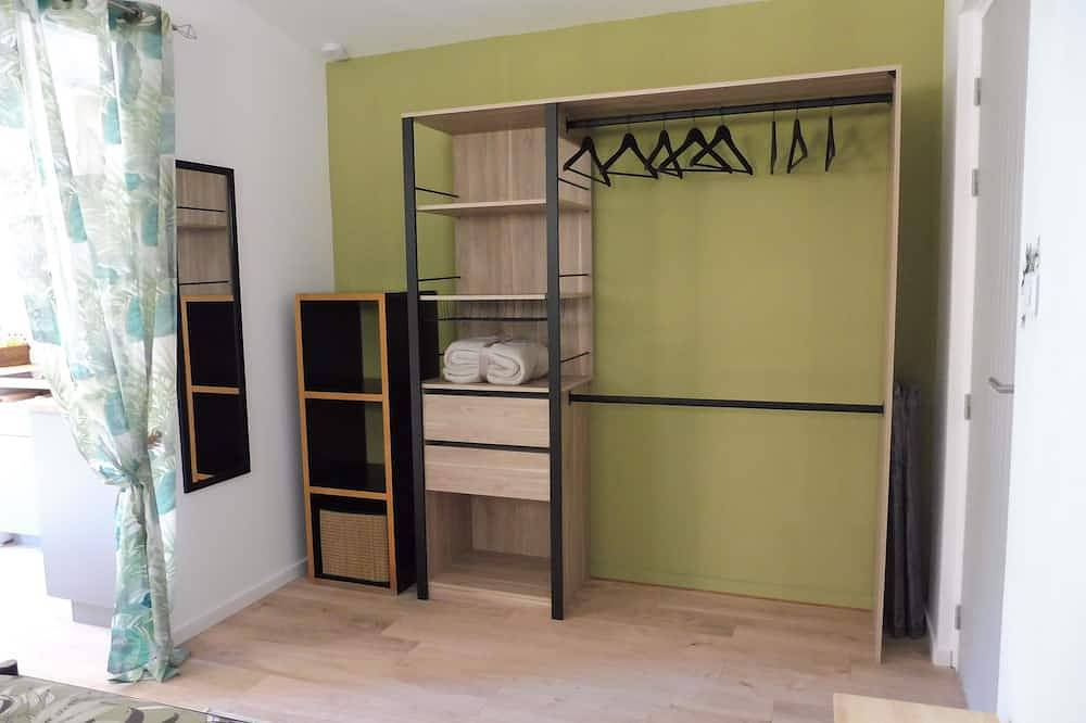 Entire apartment, Beautiful studio 3* near Avignon with swiming pool in Le Pontet, Vaucluse