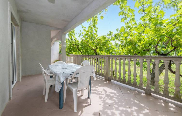 Ganze Ferienwohnung, Gemütliche 1-Zimmer-Wohnung in der Nähe des Strandes Mala Rajska mit Terrasse und Parkplatz in Lopar, Rab