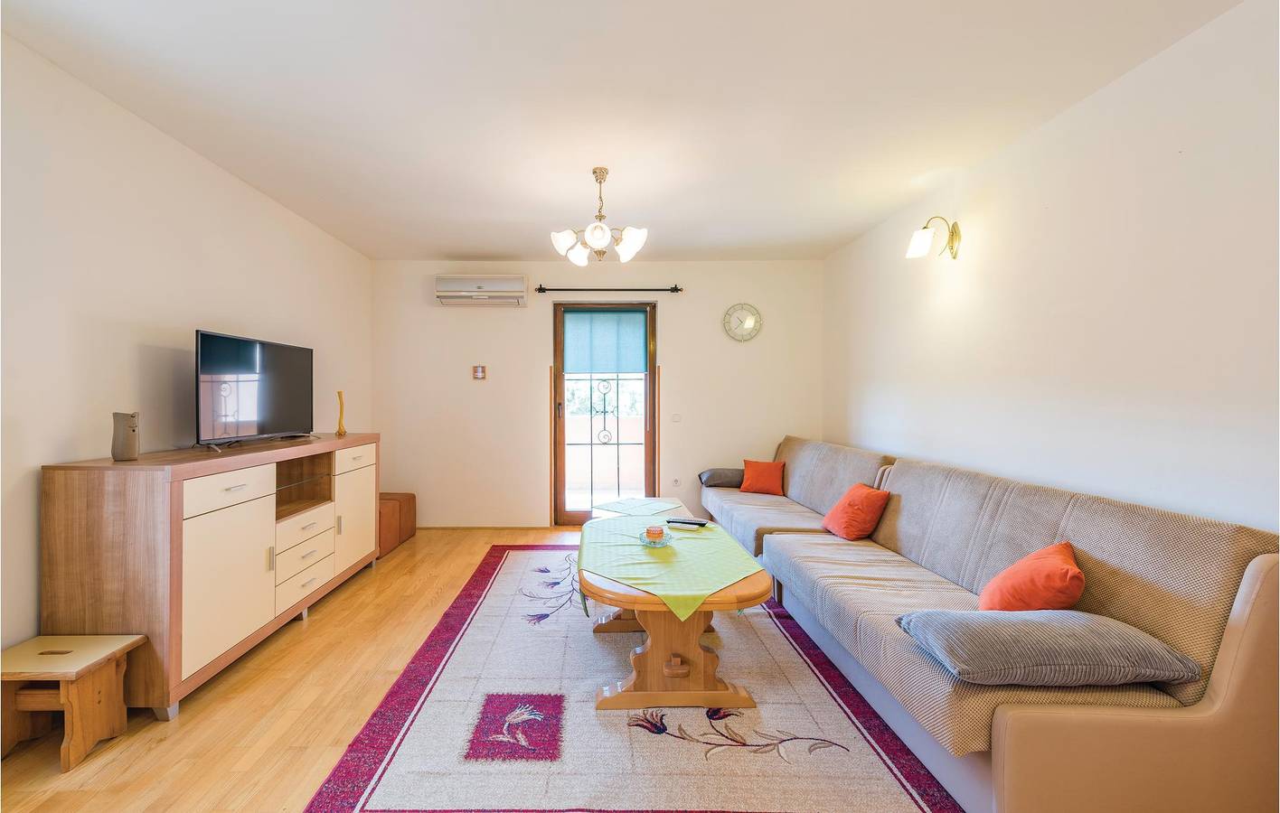 Ganze Ferienwohnung, Gemütliche 2-Zimmer-Wohnung mit Terrasse, Parkplatz und WLAN in der Nähe von Baderna in Grad Poreč, Porec und Umgebung