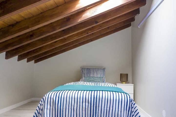 Beach House Deluxe-2 Min. Walking From the Beach, Perfect for Large Groups! in São Miguel Island, Rosto do Cão (Livramento)