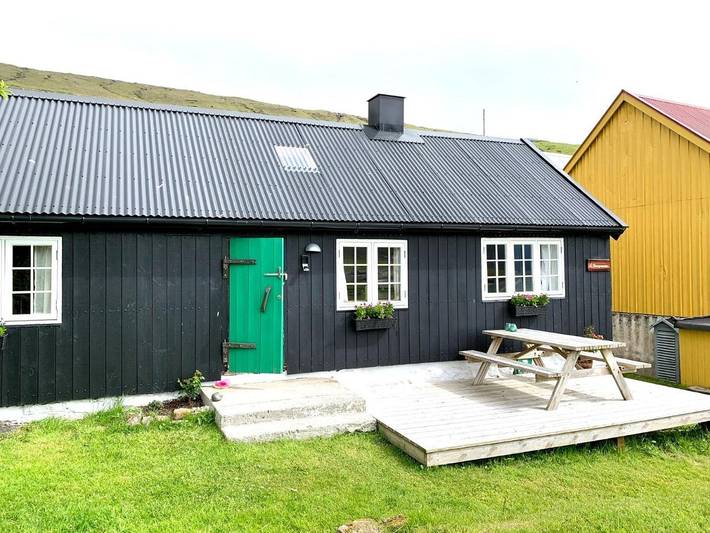 Feriehus for 4 personer, Terrasse og Hage i tillegg til Innsjøutsikt og Utsikt i Færøyene