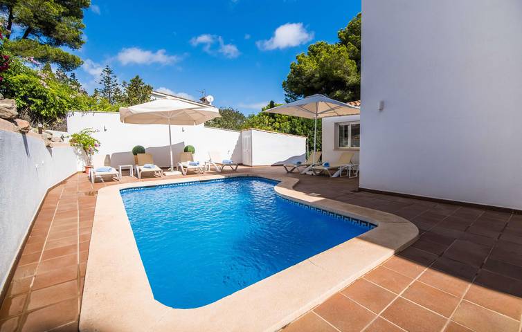 Seaside Terrace Apartment with Pool & BBQ, 500m to Cala de n´Aladern in Cala Provençal, Capdepera