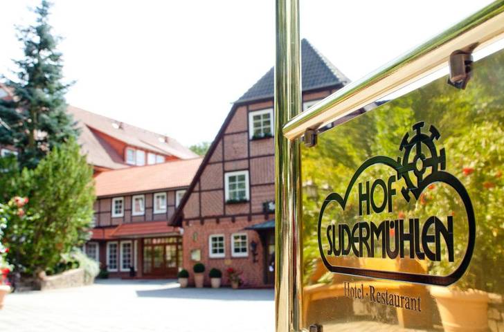 Hotel, mit Terrasse und Garten sowie Pool und Sauna in Egestorf