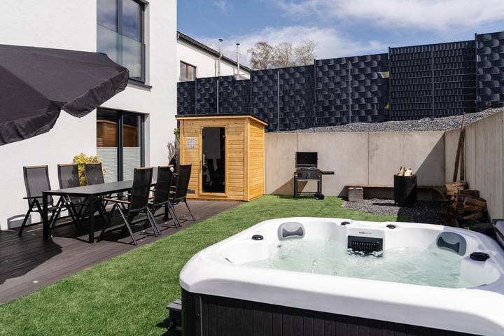 Gîte pour 6 personnes, avec Jacuzzi et Terrasse ainsi que Jardin et Piscine à Butgenbach