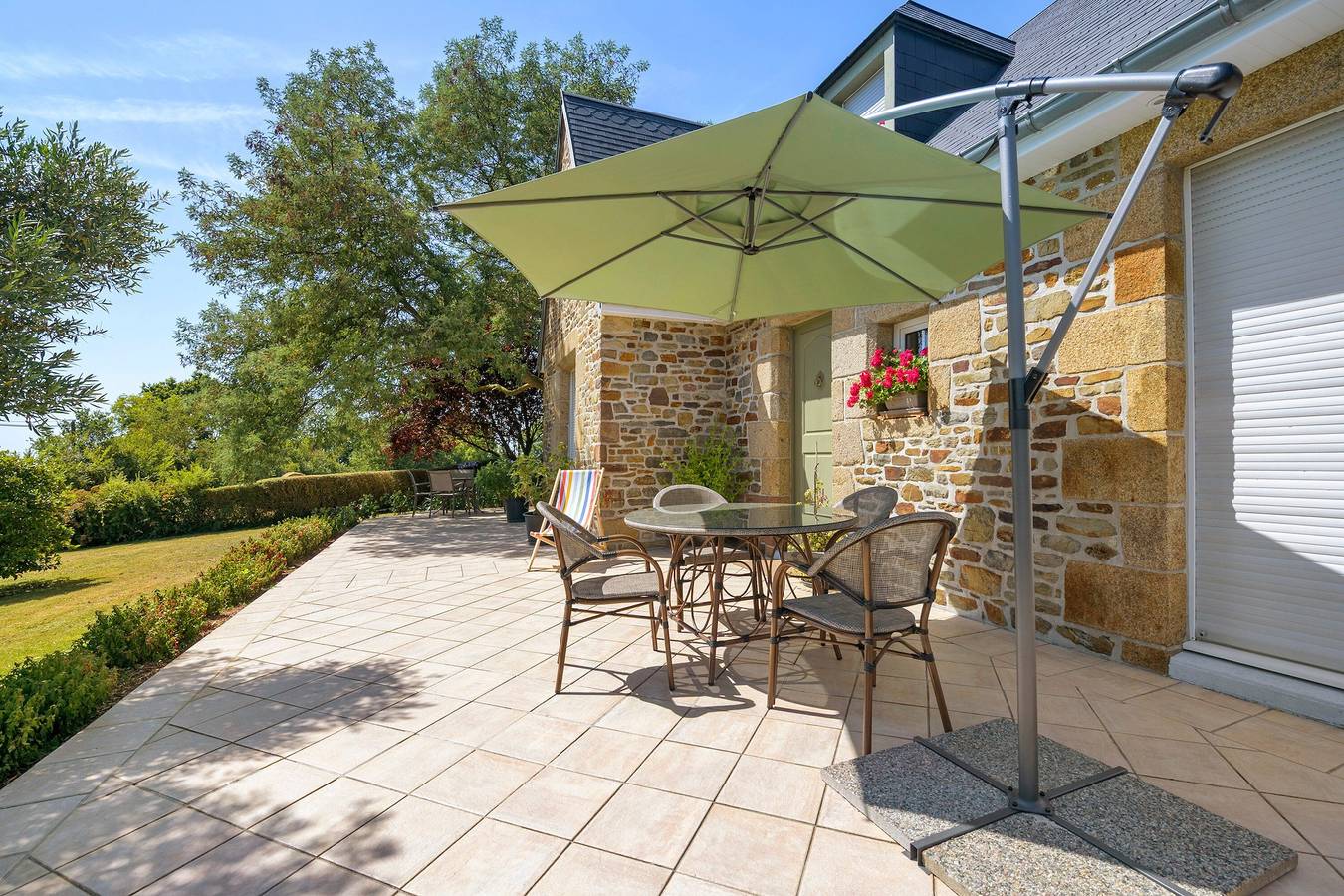 Chambre d’hôtes « Le Lys De Mer - Chambre » avec vue mer, terrasse partagée et Wi-Fi in Dragey-Ronthon, Baie du Mont-Saint-Michel