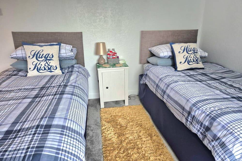 Cosy Cottage with water views, Close to town centre. Hot tub. Pet friendly. in Kirn, Dunoon