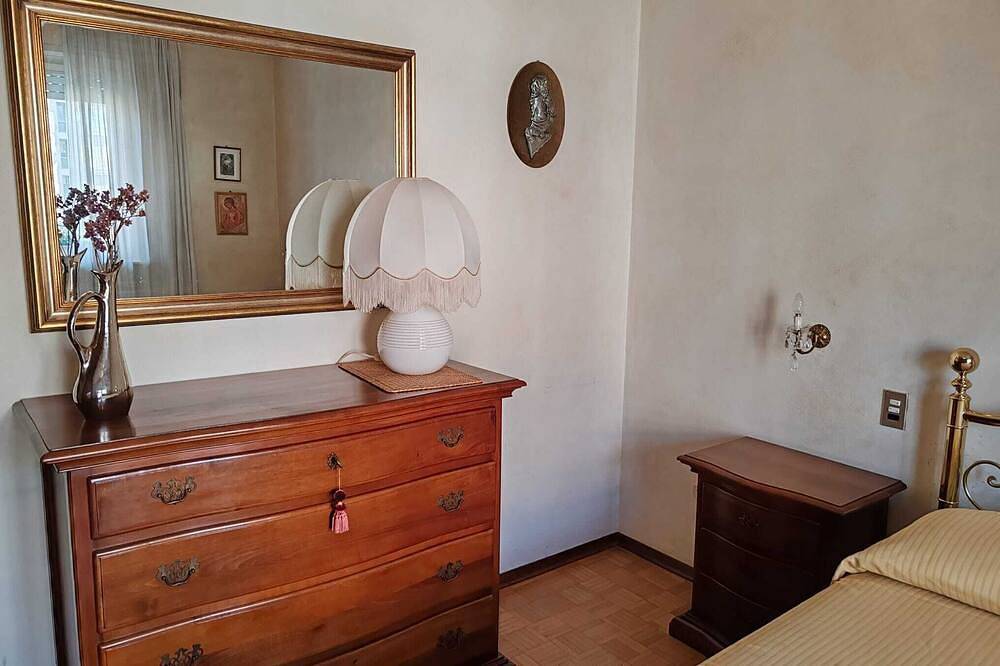 Large downtown Luino apartment with lake views in Luino, Comune di Luino