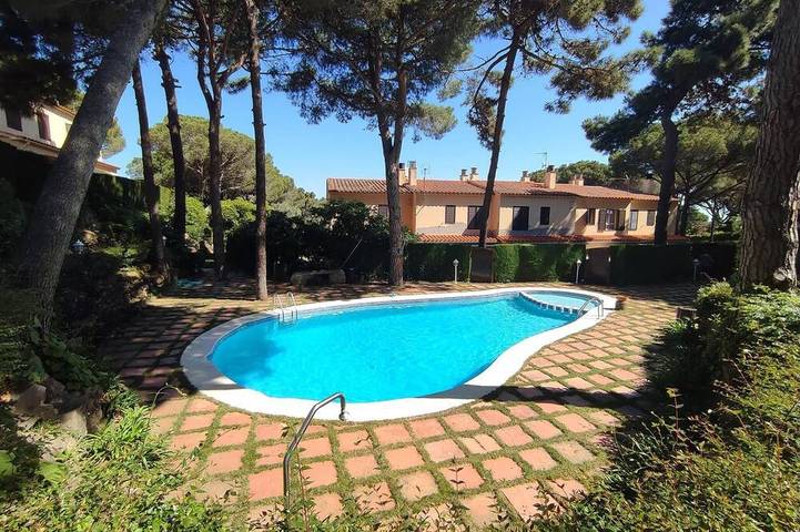Villa pour 6 personnes, avec balcon ainsi que jardin et piscine à Sant Feliu de Guíxols