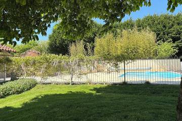 Location de vacances pour 6 personnes, avec jardin ainsi que piscine et terrasse dans Terres-de-Haute-Charente