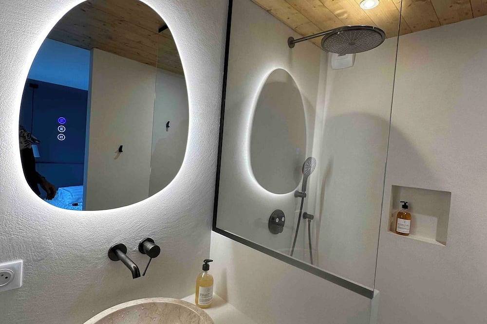 Small house with pool and jacuzzi on the edge of a forest in Biarritz, Bayonne region