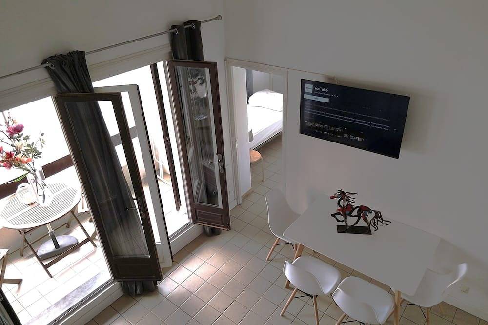 Entire apartment, 180 m from the beach, air-conditioned, dishwasher, induction, refurbished in Saintes-Maries-de-la-Mer, Mediterranean Coast (France)