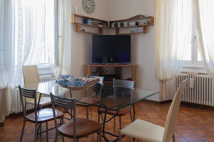 Appartement de vacances pour 4 personnes, avec vue sur le lac et jardin ainsi que terrasse et vue, animaux acceptés