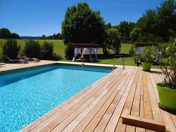 Location de vacances pour 10 personnes, avec jacuzzi ainsi que jardin et piscine à Chaudes-Aigues