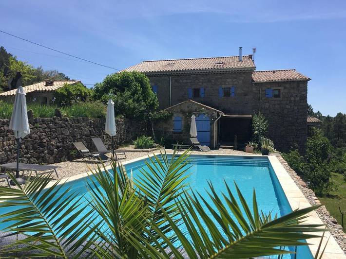 Location de vacances pour 2 personnes, avec jardin ainsi que vue et piscine à Payzac (Ardèche) - 4